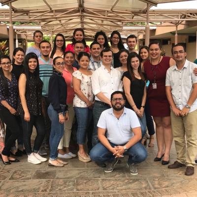 grupo de personas posando par la foto