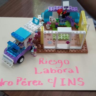 maqueta representada por un carro sobre el  riesgo laboral 