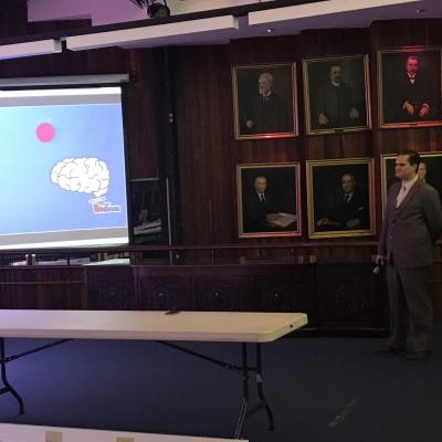 hombre de pie explica presentación