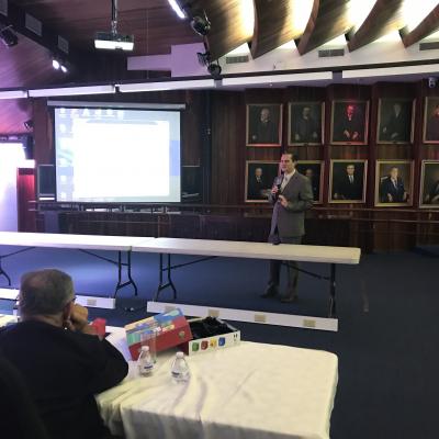 hombre de pie explica presentación