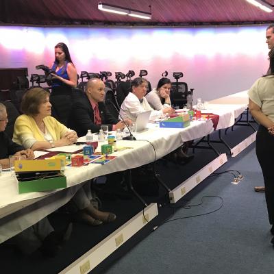 cuatro personas sentadas de frente hablan con el presentador