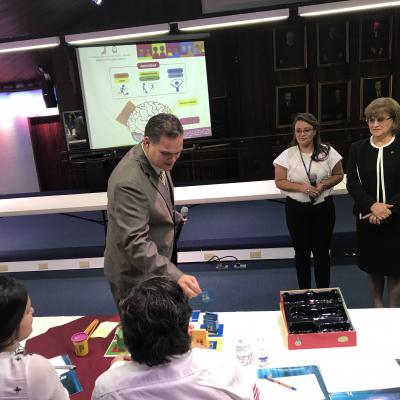 hombre ejecutivo toca la maqueta que está sobre la mesa