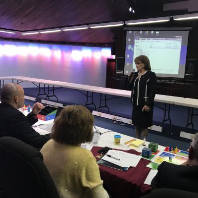 mujer de pie explicando presentación