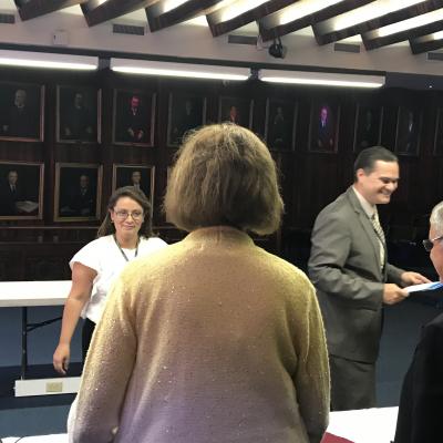 jurado felicitando a un hombre y una mujer participantes