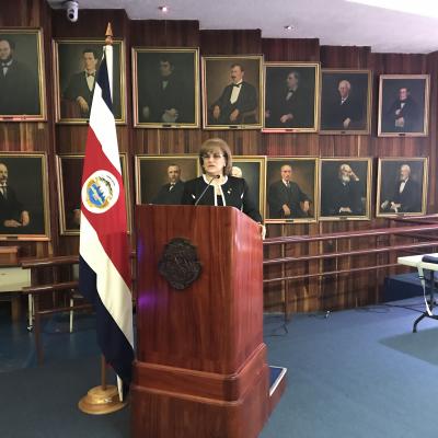 mujer dando discurso