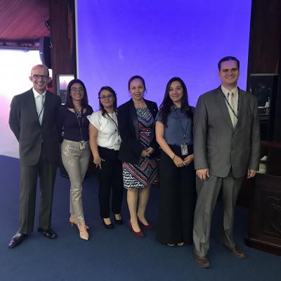 seis personas posando para una foto