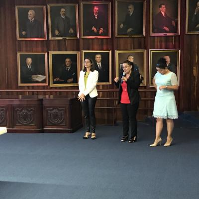 tres personas de pie exponiendo