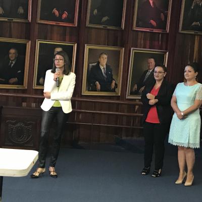 tres personas de pie exponiendo