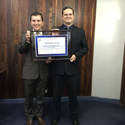 dos hombres mostrando certificado