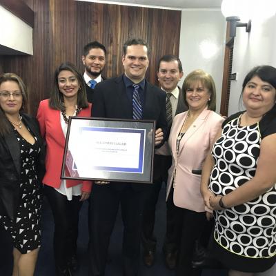 siete personas posando para la foto
