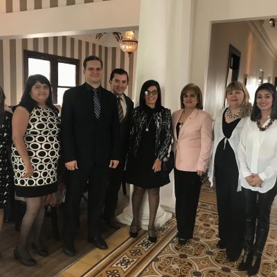 siete personas posando para la foto
