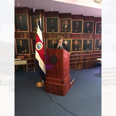 mujer dando discurso