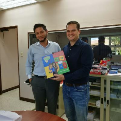 dos hombres mostrando la portada de un libro