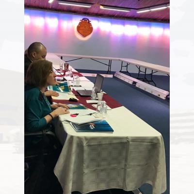 mujer sentada frente a mesa larga con mantel largo