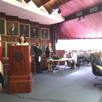 muerte de pie dando discurso