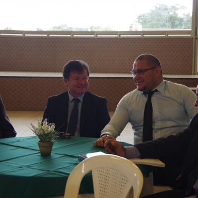 dos hombres sentados conversando 
