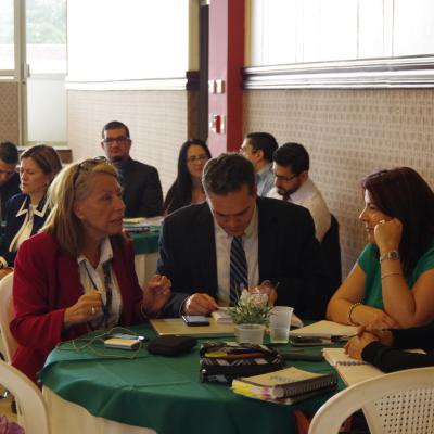 personas sentadas en evento 
