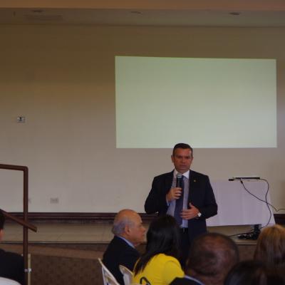 hombre expone de pie 