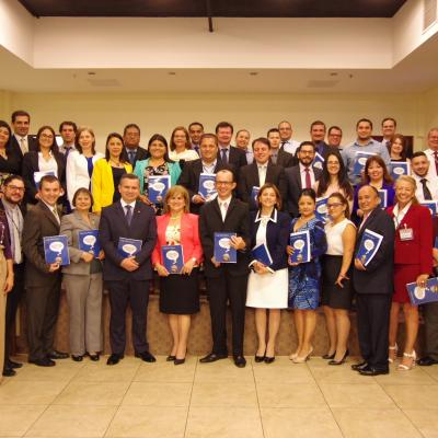 grupo de personas posando para la foto