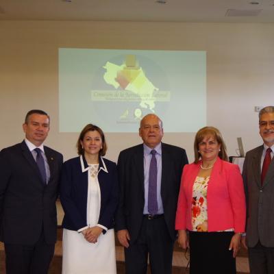 cinco personas posan para una foto
