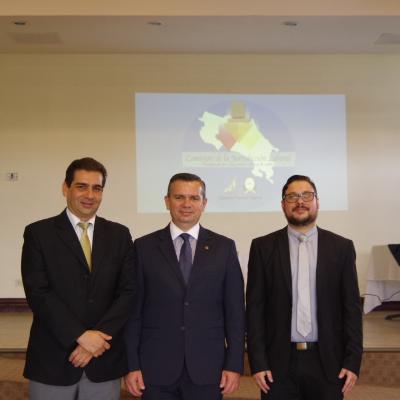 tres hombres ejecutivos posan para foto