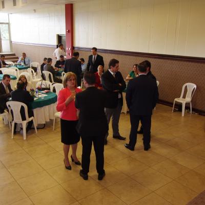 personas de pie en evento  y otras sentados 