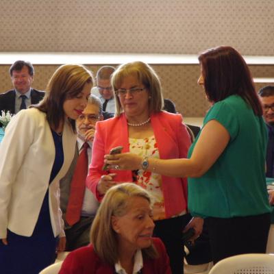 tres mujeres de pie conversando 