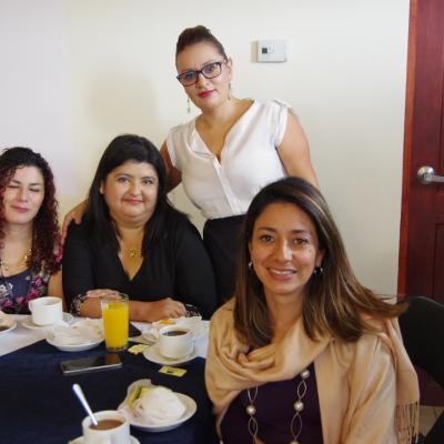 cuatro mujeres sentadas se posan para foto