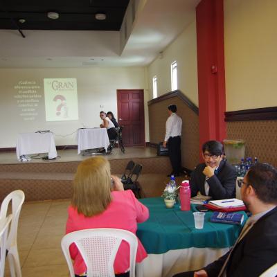 público del evento conversando en las mesas redondas 