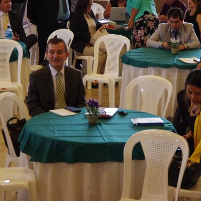 hombre sentado  alrededor de una mesa redonda