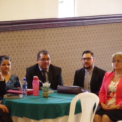 cuatro personas sentadas alrededor de una mesa redonda