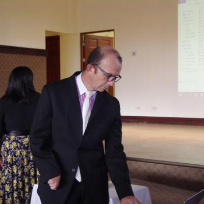hombre ejecutivo con mirada hacia abajo E