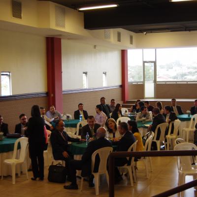 grupo de personas en evento 