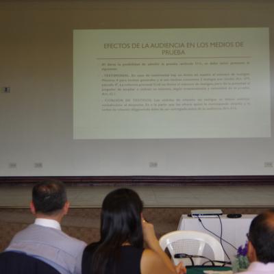 público viendo la presentación