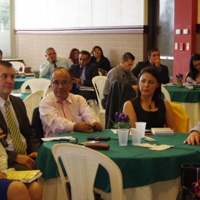 público del evento observando 