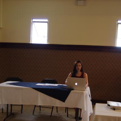 mujer sola sentada en mesa larga