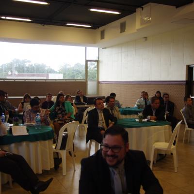 público del evento observando 