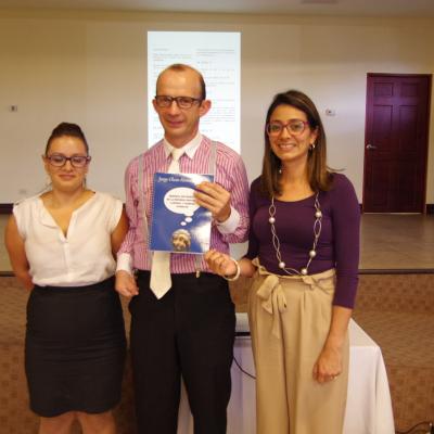 tres personas posan para la foto