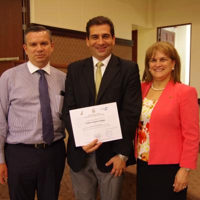 tres personas posan para la foto