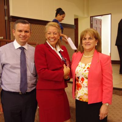 tres personas posan para la foto