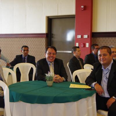 dos hombres sentados alrededor de mesa redonda 