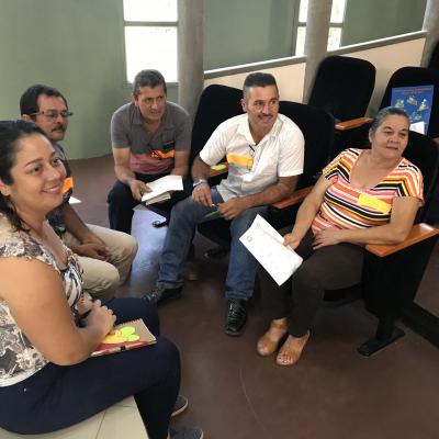 Hombre y mujer presentando sobre el tema Relación: Cartas de desamor