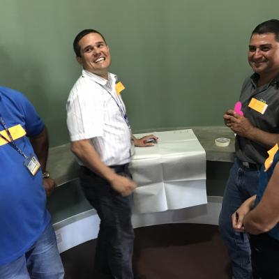 Hombres sonrientes escribiendo en papeles