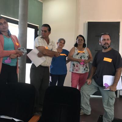 Hombres y mujeres facilitadores conversando