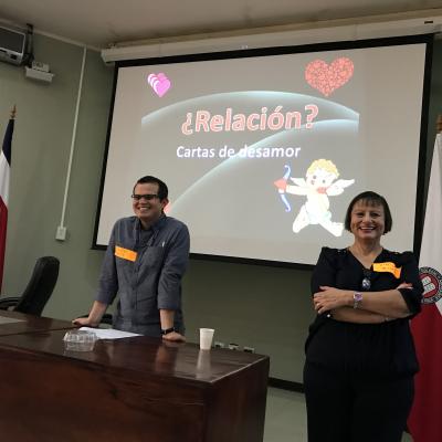Facilitadores poniendo atención a ideas