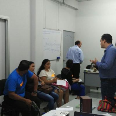 Hombres y mujeres conversando y discutiendo ideas