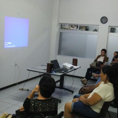 Hombres y mujeres facilitadores poniendo atención a presentación
