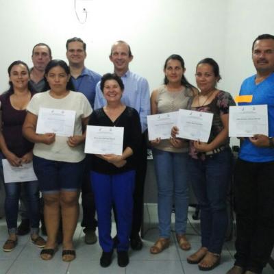 Facilitadores de Puriscal posando para la cámara con su certificado obtenido
