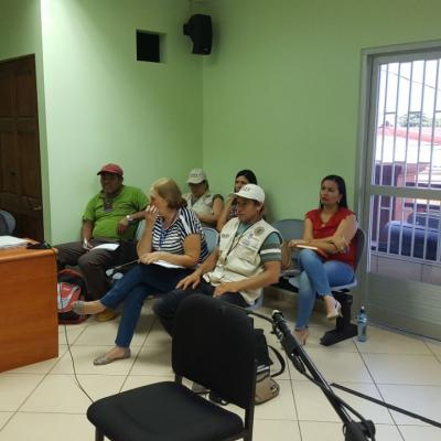 Facilitadores poniendo atención a presentación de compañeros