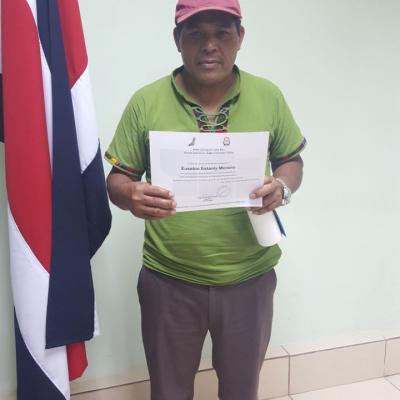 Hombre facilitador mostrando certificado obtenido